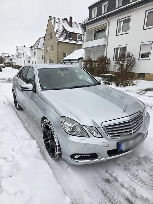 Silber Gebraucht 2009 Mercedes E220 Limousine | 8.500 € (Guter Preis) - Bild 1/4