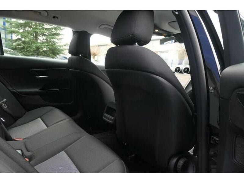 Gebraucht Mercedes C200 Avantgarde 204 PS (150 kW) 2022 Schwarz Kombi