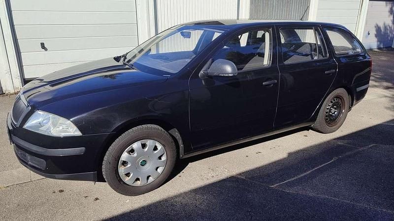 Schwarz Gebraucht 2011 Skoda Octavia Classic Kombi | 3.200 € (Superpreis) - Bild 1/4