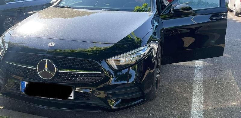 Schwarz Gebraucht 2021 Mercedes A200 Edition Kleinwagen | 31.500 € (Teuer) - Bild 1/4