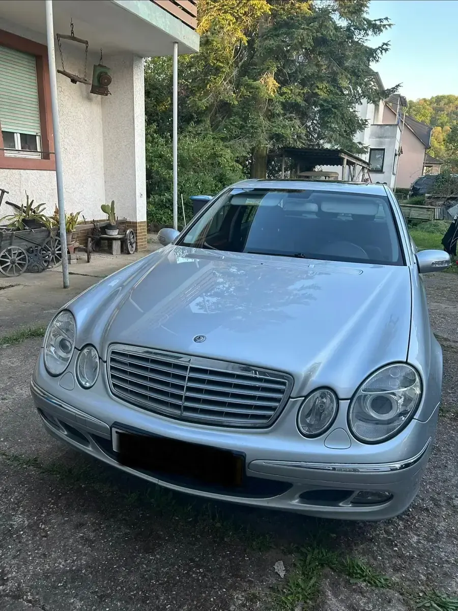 Second-hand Mercedes E220 Elegance 170 CP (125 kW) 2006 Argintiu Berlinǎ