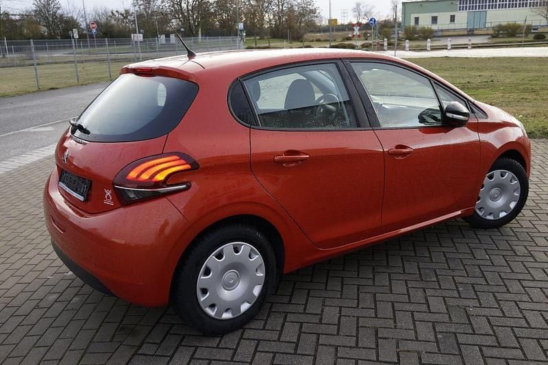 Gebraucht Peugeot 208 Active 82 PS (60 kW) 2015 Orange Kleinwagen