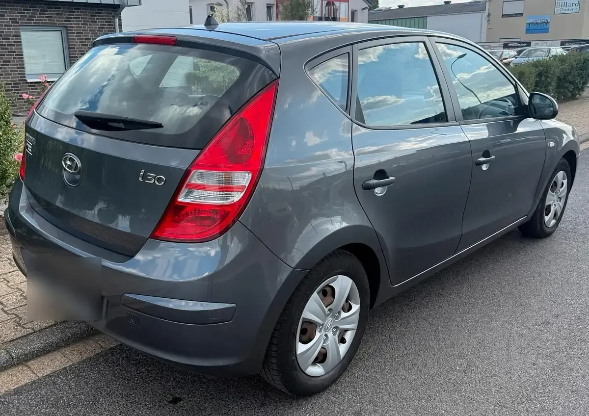 Gebraucht Hyundai i30 109 PS (80 kW) 2010 Grau Limousine