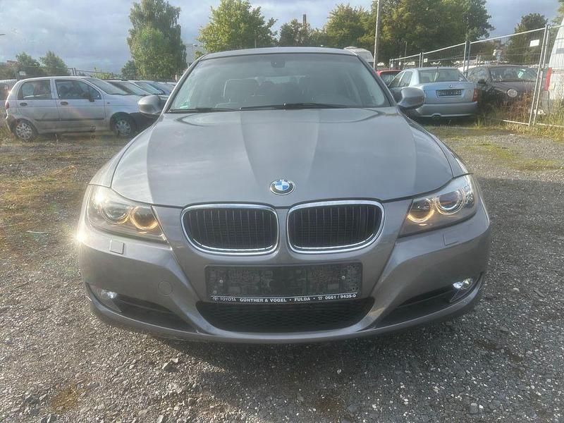 Grau Gebraucht 2010 BMW 320 Comfort Edition Kombi | 2.700 € (Superpreis) - Bild 1/4