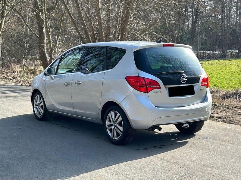 Gebraucht Opel Meriva Innovation 95 PS (69 kW) 2011 Silber Van / Kleinbus