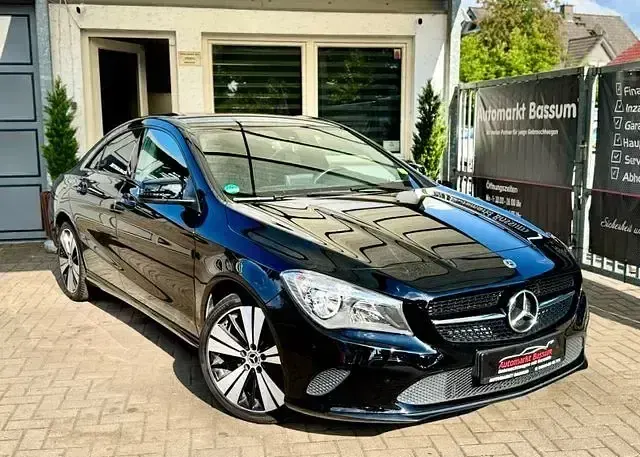 Gebraucht Mercedes CLA220 Night 184 PS (135 kW) 2018 Nachtschwarz (metallic) Coupé