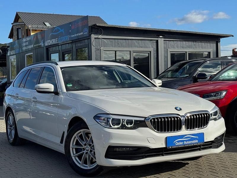 Alpinweiss iii Gebraucht 2018 BMW 520 Kombi | 22.490 € (Fairer Preis) - Bild 1/4