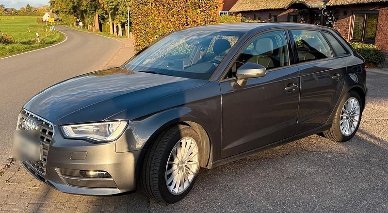 Grau Gebraucht 2014 Audi A3 Sportback Attraction Limousine | 12.850 € (Fairer Preis) - Bild 1/4
