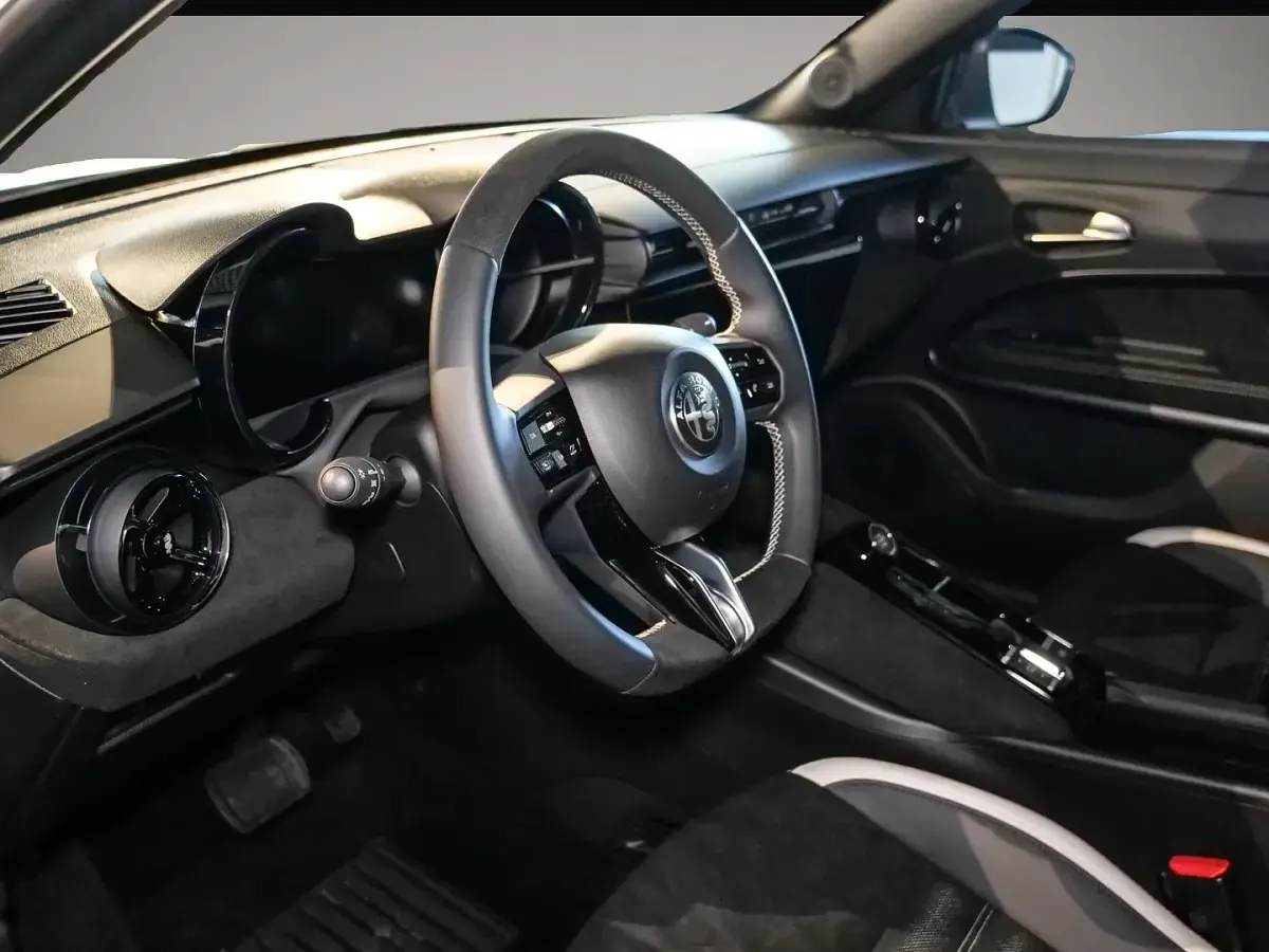 Neu Alfa Romeo Junior Edizione Speciale 145 PS (106 kW) 2026 Manufacturer SUV