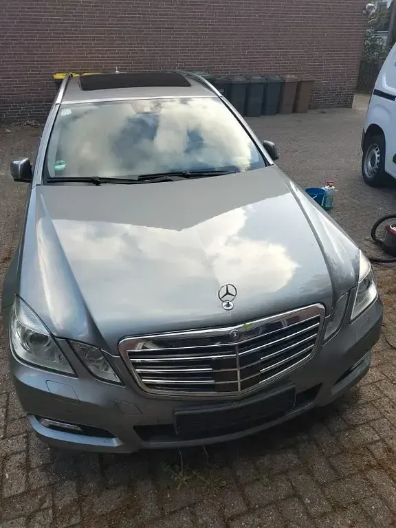 Gebraucht Mercedes E250 204 PS (150 kW) 2010 Silber Limousine