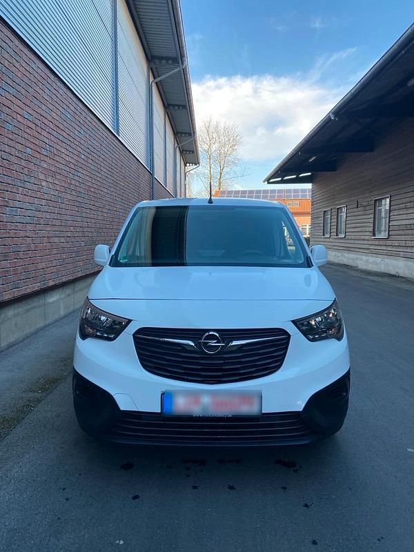 Weiß Gebraucht 2021 Opel Combo Van / Kleinbus | 11.999 € (Etwas zu teuer) - Bild 1/4