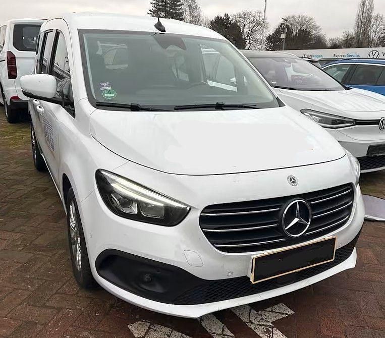 Weiß Gebraucht 2023 Mercedes 180 Edition Limousine | 18.999 € (Superpreis) - Bild 1/4