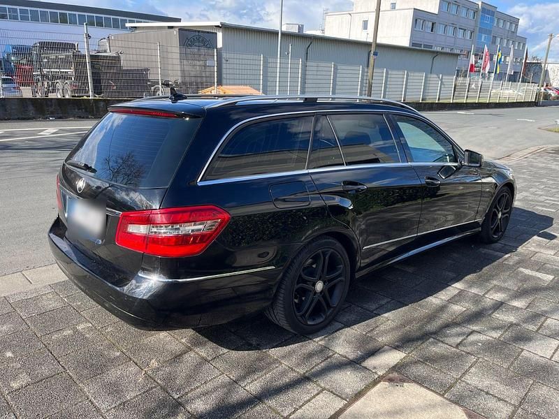 Gebraucht Mercedes E250 204 PS (150 kW) 2011 Schwarz Kombi