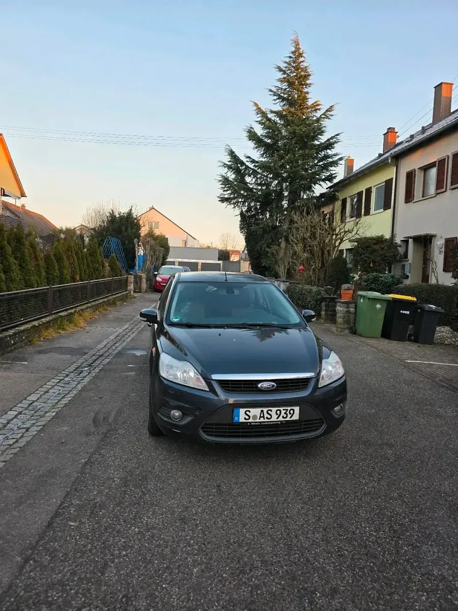 Gebraucht Ford Focus 109 PS (80 kW) 2010 Grau Kombi