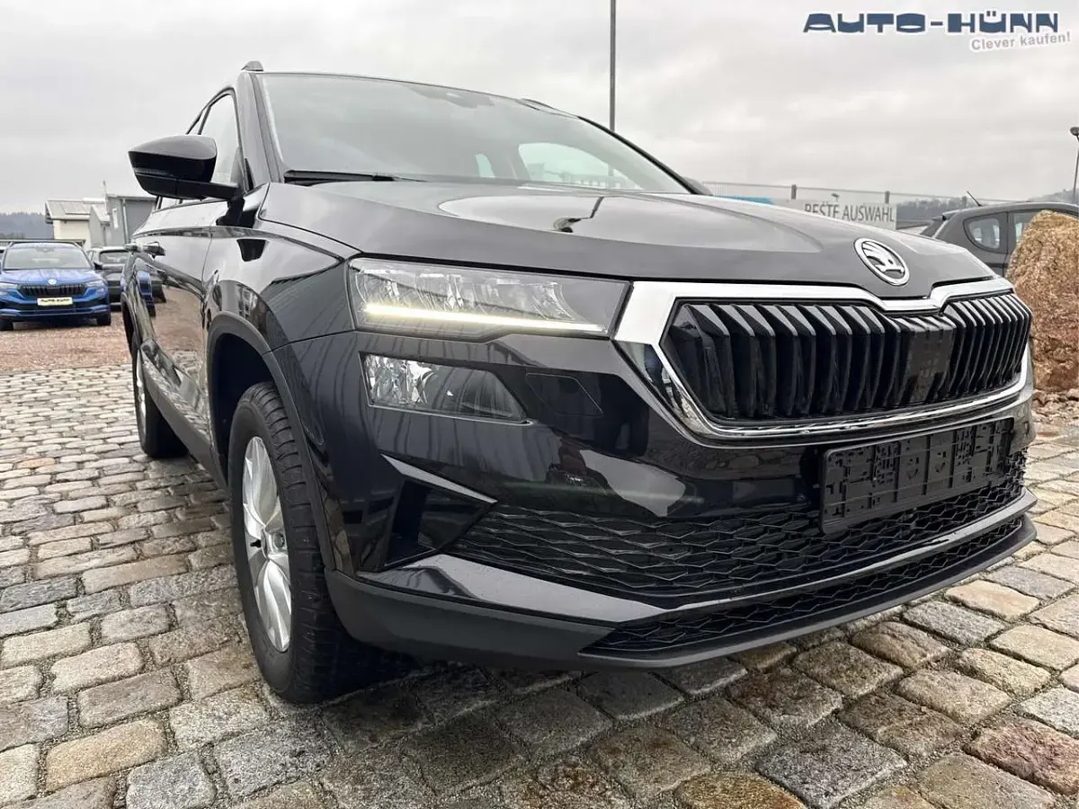Neu Skoda Karoq Selection 150 PS (110 kW) 2025 Schwarz metallic schwarz metallic SUV