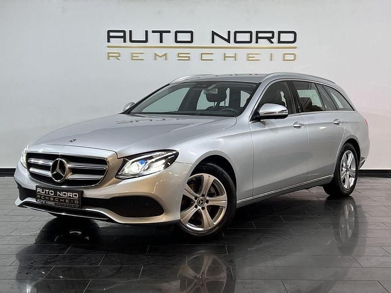 Silber Gebraucht 2018 Mercedes E220 Avantgarde Limousine | 23.490 € (Superpreis) - Bild 1/4