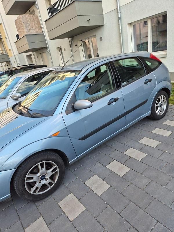 Second-hand Ford Focus 101 CP (74 kW) 2004 Albastru Hatchback