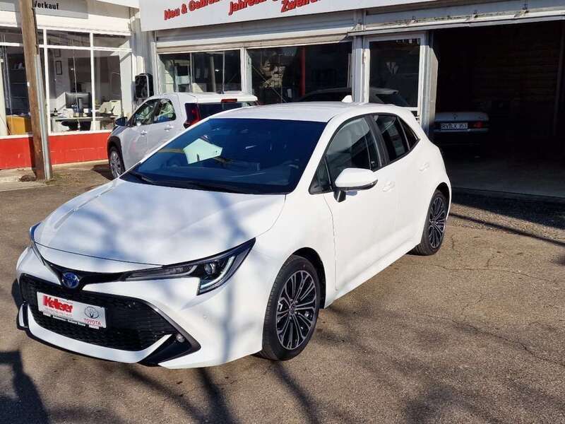 Schneeweiss Gebraucht 2023 Toyota Corolla Hybrid Team Limousine | 27.900 € - Bild 1/4