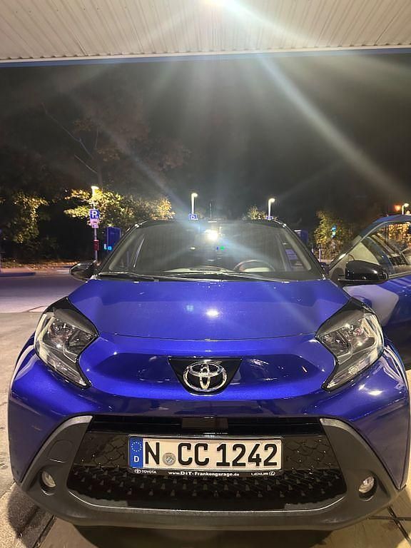 Blau Gebraucht 2023 Toyota Aygo Kleinwagen | 15.799 € (Fairer Preis) - Bild 1/4