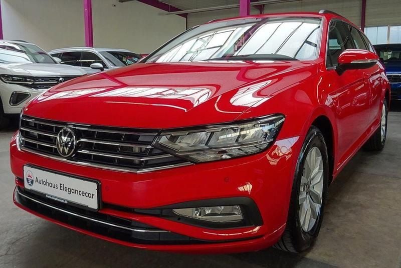 Gebraucht VW Passat 122 PS (89 kW) 2023 Rot Kombi