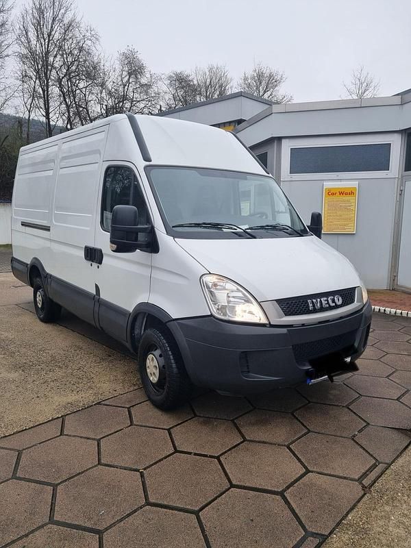 Second-hand Iveco Daily 116 CP (85 kW) 2011 Alb Monovolum