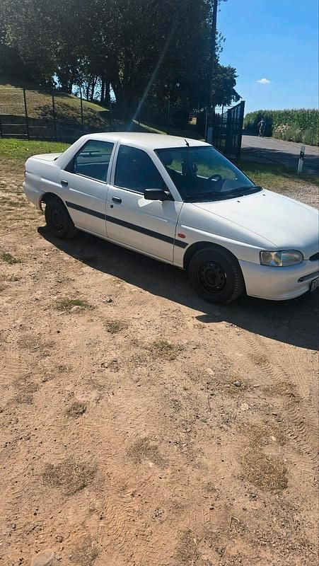 Gebraucht Ford Escort 90 PS (66 kW) 1996 Weiß Limousine
