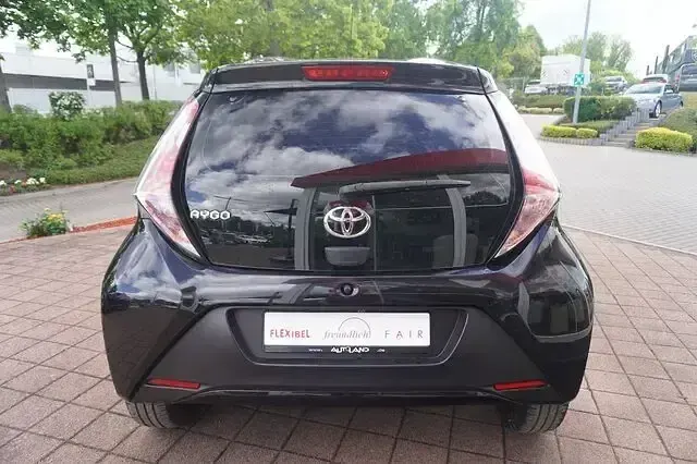 Używany Toyota Aygo 69 KM (50 kW) 2018 Czarny Hatchback
