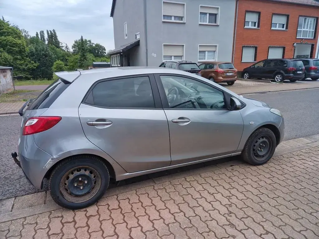 Gebraucht Mazda 2 Edition 84 PS (61 kW) 2012 Silber Kleinwagen