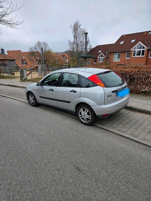 Gebraucht Ford Focus 100 PS (73 kW) 2002 Silber Kleinwagen