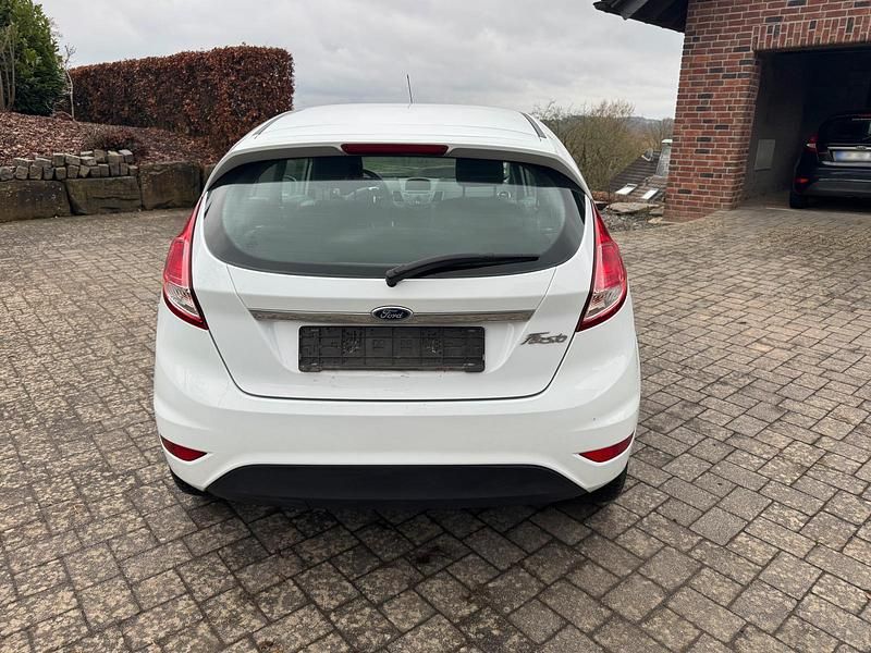 Gebraucht Ford Fiesta 95 PS (69 kW) 2014 Weiß Kleinwagen