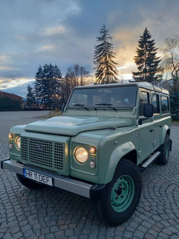 Grün Gebraucht 2016 Land Rover Defender SUV | 65.450 € - Bild 1/4