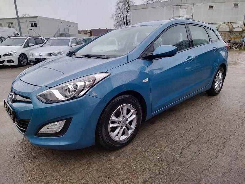 Blau Gebraucht 2015 Hyundai i30 Trend Kombi | 5.950 € (Guter Preis) - Bild 1/4