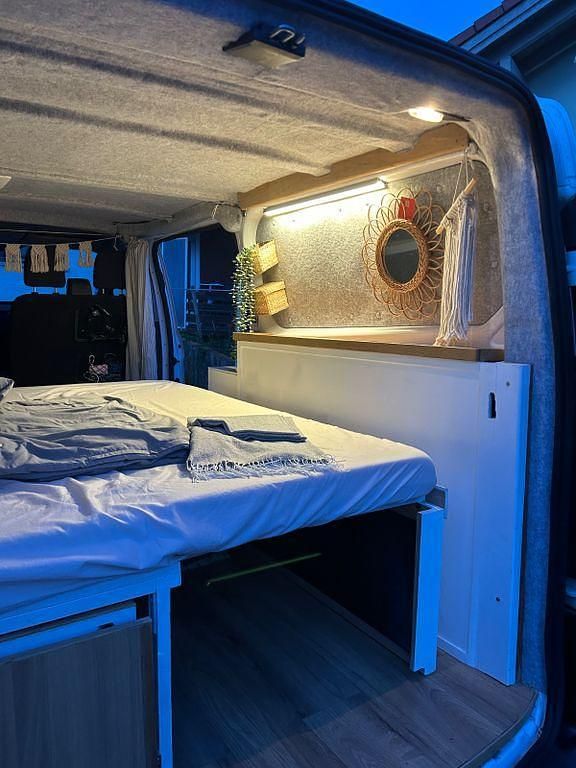 Second-hand Ford Transit 131 CP (96 kW) 2016 Alb Monovolum