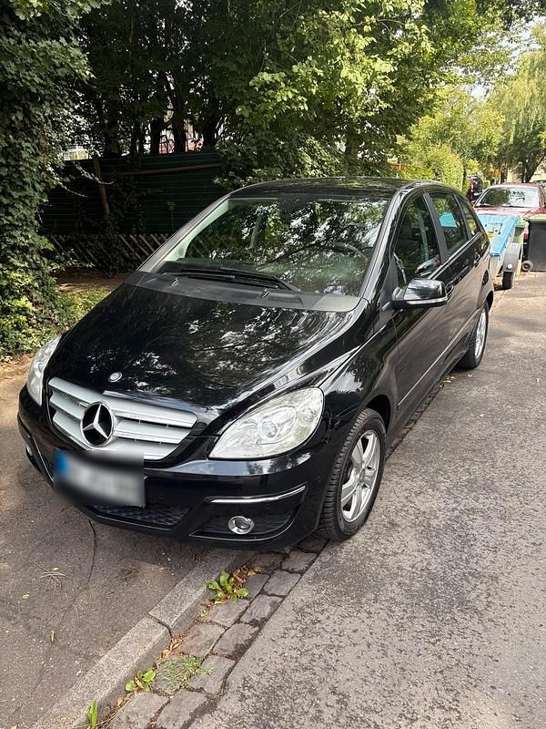 Schwarz Gebraucht 2010 Mercedes 180 Limousine | 4.950 € - Bild 1/4