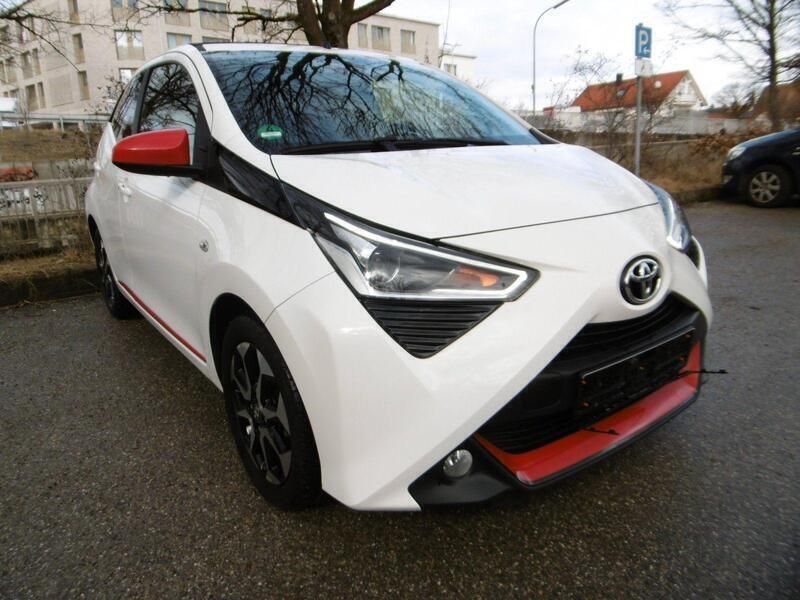 Weiß Gebraucht 2021 Toyota Aygo Team Kleinwagen | 10.900 € (Fairer Preis) - Bild 1/4