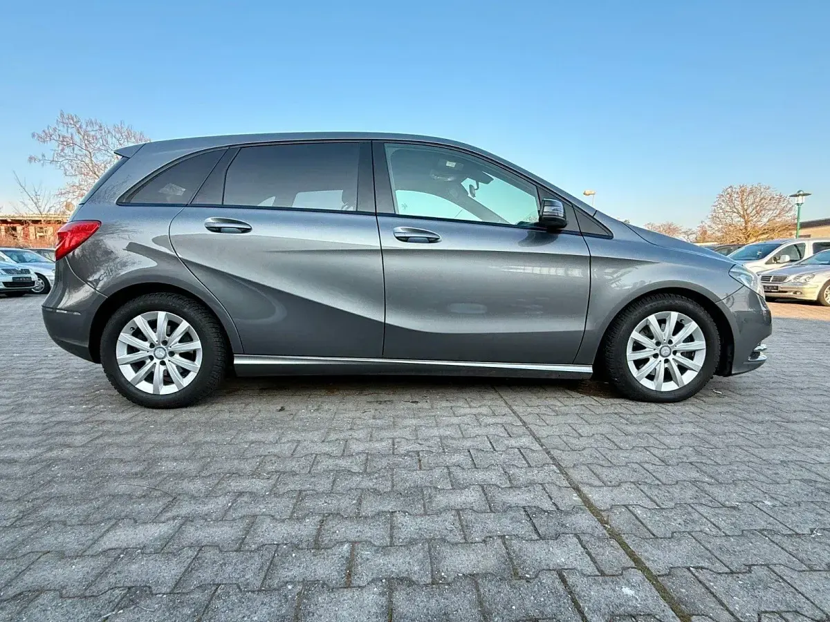 Gebraucht Mercedes B180 109 PS (80 kW) 2014 Grau Van / Kleinbus