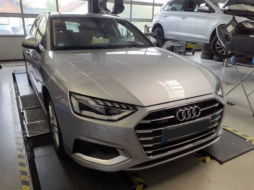 Używany Audi A4 Advanced 204 KM (150 kW) 2023 Srebrny Kombi