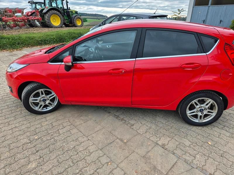 Rot Gebraucht 2015 Ford Fiesta Limousine | 5.400 € (Fairer Preis) - Bild 1/4