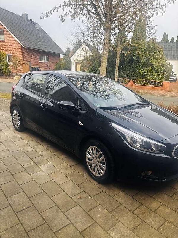 Używany Kia Ceed Attract 99 KM (72 kW) 2015 Czarny Hatchback