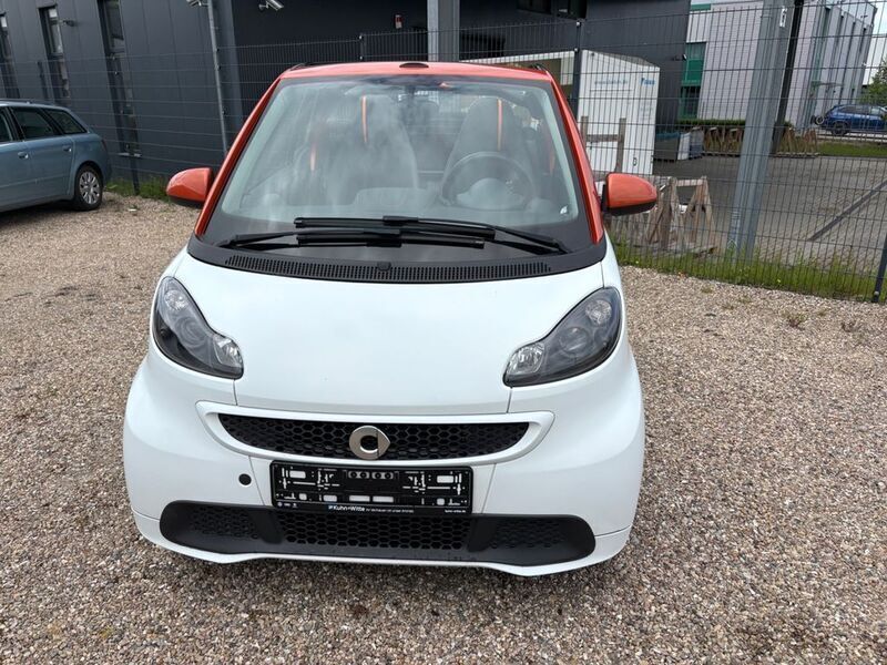 Weiß Gebraucht 2015 Smart ForTwo Cabrio Edition Flashlight Cabrio | 7.390 € (Fairer Preis) - Bild 1/4