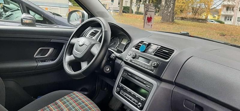 Gebraucht Skoda Fabia Comfort 60 PS (44 kW) 2012 Grau Limousine