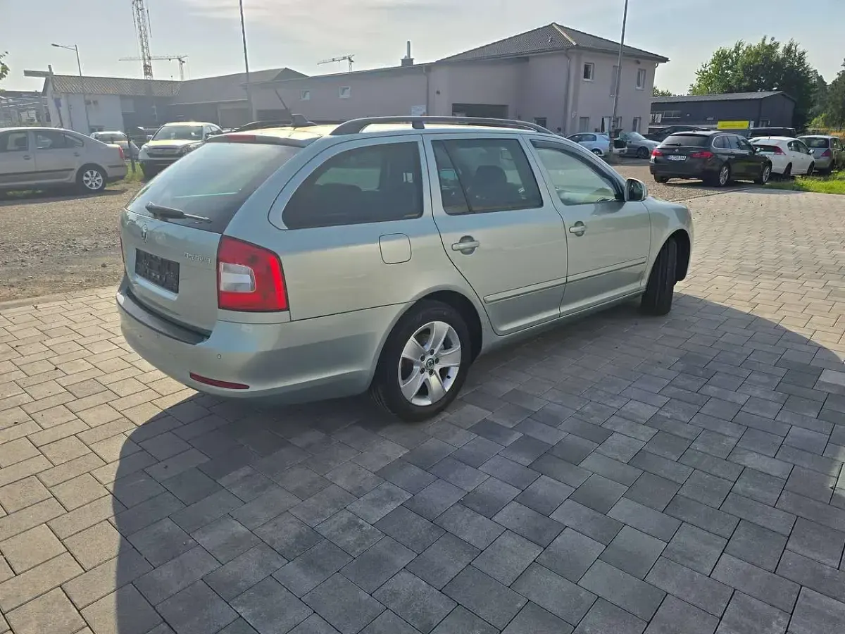 Gebraucht Skoda Octavia Elegance 140 PS (102 kW) 2012 Arcticgr}n metallic Kombi