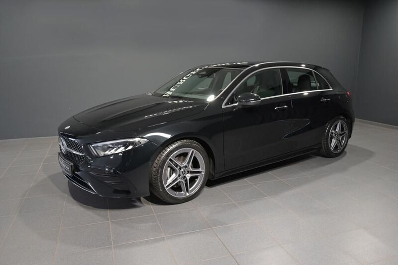 Schwarz metalliclack kosmossch Gebraucht 2024 Mercedes A200 Advanced Plus Limousine | 32.180 € (Etwas zu teuer) - Bild 1/3