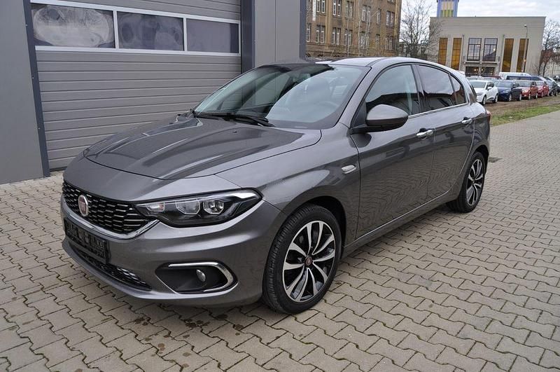 Grau Gebraucht 2016 Fiat Tipo Lounge Limousine | 8.290 € (Etwas zu teuer) - Bild 1/4