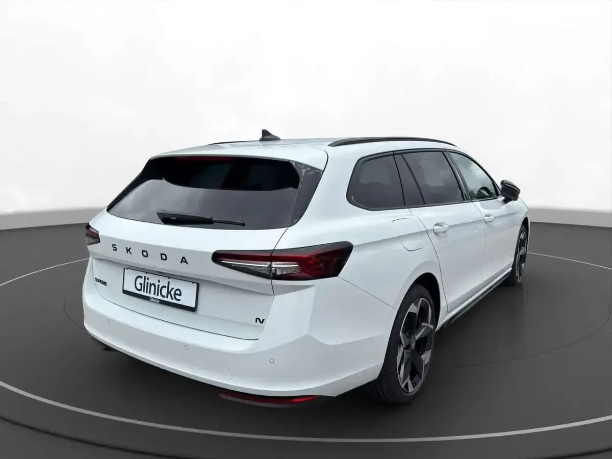 Neu Skoda Superb SportLine 204 PS (150 kW) 2026 Kristallweiß uni Kombi