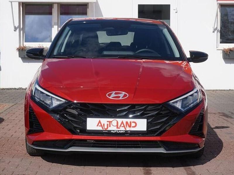 Gebraucht Hyundai i20 101 PS (74 kW) 2024 Dragonredmet./schwarz Kleinwagen
