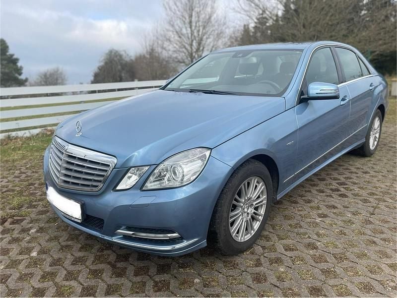 Blau Gebraucht 2011 Mercedes E200 Elegance Limousine | 13.999 € (Fairer Preis) - Bild 1/4
