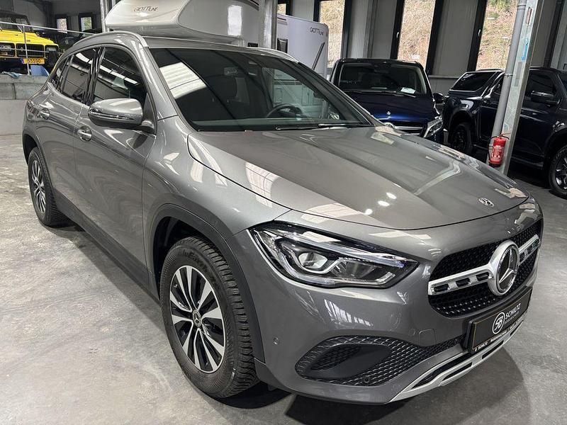 Grau Gebraucht 2021 Mercedes GLA200 SUV | 31.990 € (Guter Preis) - Bild 1/4