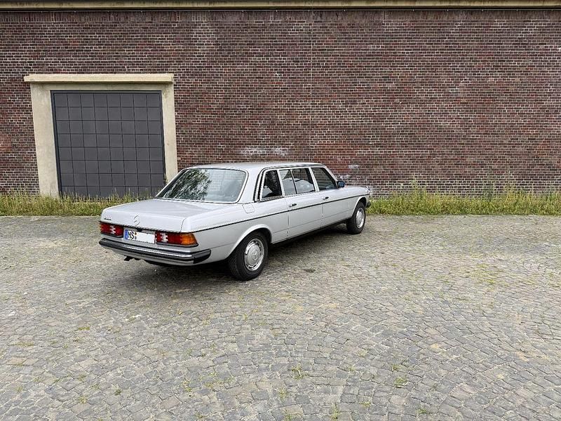 Gebraucht Mercedes 250 140 PS (102 kW) 1983 Silber Limousine