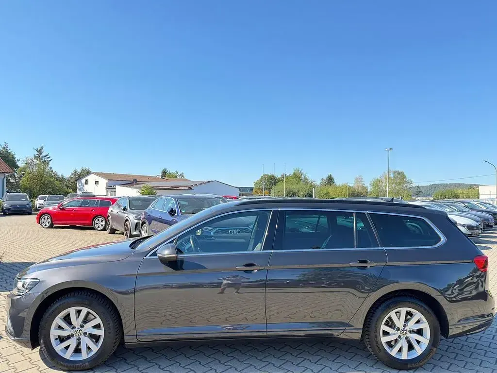 Gebraucht VW Passat Business 122 PS (89 kW) 2023 Grau Kombi